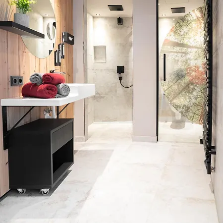 ホテル Astrid - In - Out 4*